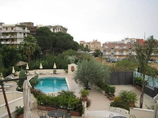 Villa Daphne Giardini Naxos 4*,