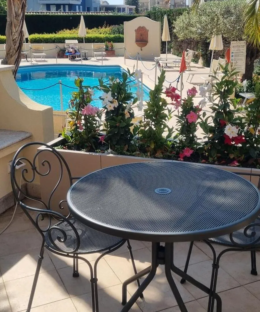 Villa Daphne Giardini-Naxos 4*,